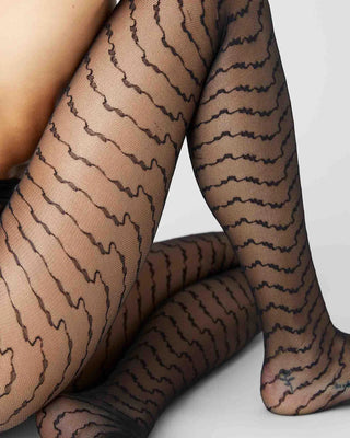  Swedish Stockings Mila Ruffle Tights - Black bilden visar snygga strumpbyxor 