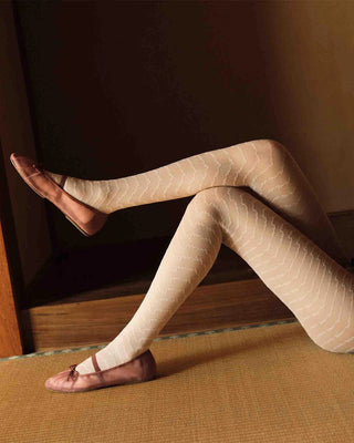  Swedish Stockings Mila Ruffle Tights - Cloud Pink bilden visar snygga strumpbyxor 