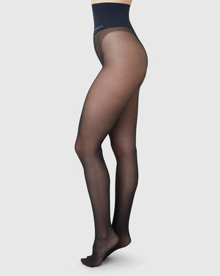  Swedish Stockings Selina Seam Tights - Black bilden visar fotomodell med snygga strumpbyxor 
