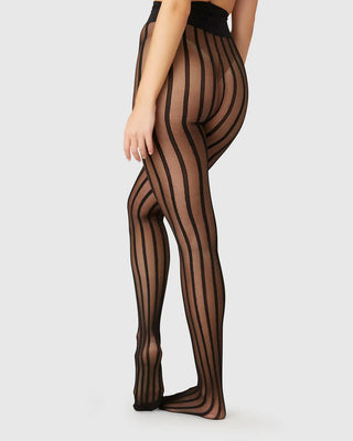 Swedish Stockings Siri Stripe Strumpbyxor - Black   bilden visar fotomodell med snygga strumpbyxor 