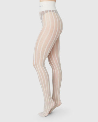 Swedish Stockings Siri Stripe Strumpbyxor - Ivory   bilden visar fotomodell med snygga strumpbyxor 