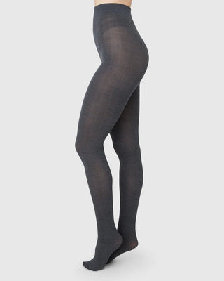Swedish Stockings Ylva Fishbone Wool Strumpbyxor - Anthracite bilden visar snygga strumpbyxor 