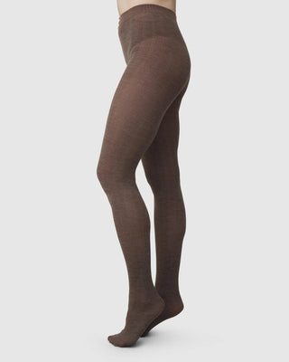 Swedish Stockings Ylva Fishbone Wool Strumpbyxor - Mid Brown bilden visar snygga strumpbyxor 