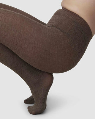 Swedish Stockings Ylva Fishbone Wool Strumpbyxor - Mid Brown bilden visar snygga strumpbyxor 