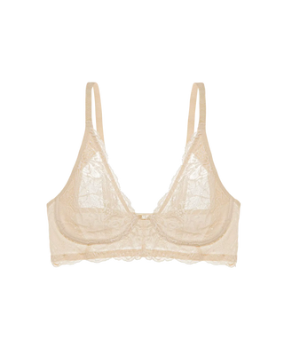 Den nya Amourette Charm-behån tar bygellös innovation till en helt ny nivå. Denna specialdesignade modell är gjord för att ge samma look och passform som en bygelbehå men med friheten och komforten i en bygellös modell. Kuporna dekoreras av unikt formats spets som ger en helt sömlös look under kläderna.