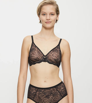 Denna behå i Amourette Charm-serien från Triumph ger bysten en naturligt vacker form tack vare skir spets och flexibla byglar.