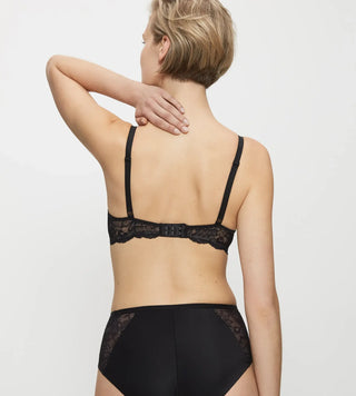 Denna behå i Amourette Charm-serien från Triumph ger bysten en naturligt vacker form tack vare skir spets och flexibla byglar.