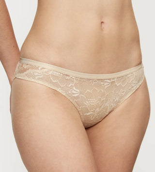 Perfekt passform, perfekt look – denna braziliantrosa i Classics Amourette Charm-serien från Triumph syns inte under kläderna och är superfeminin.