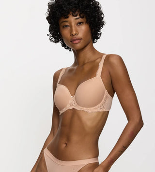 Triumph Amourette Charm Vadderad Bygel Bh - Svart, Bekväm och snygg bygel bh fotat mot en grå bakrund 