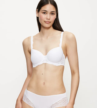Denna behå från Triumph-serien Amourette Charm är i en utsökt blandning av slät jersey och tunn spets. Perfekt även för kvinnor med större kupstorlek.