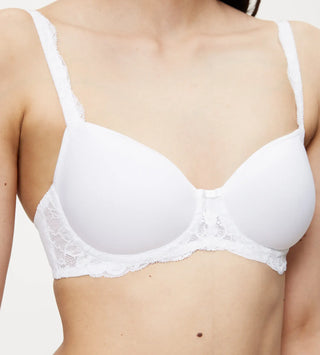 Denna behå från Triumph-serien Amourette Charm är i en utsökt blandning av slät jersey och tunn spets. Perfekt även för kvinnor med större kupstorlek.
