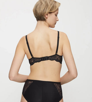 Spets Behå ur Triumphs kollektion Modern Amourette Charm som ger en naturlig urringning. Skir spets bidrar med en romantisk touch.