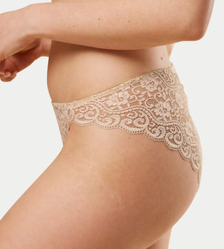 Modell bär Triumph Amourette Highleg Tai Trosa - Skin fotad från sidan
