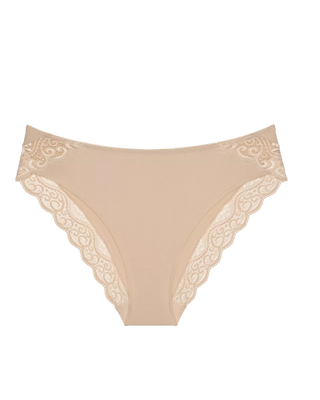 Triumph Amourette Tai trosa i färgen skin frilagd mot vit bakgrund – spetsdetaljer och klassisk midjemodell i fokus.