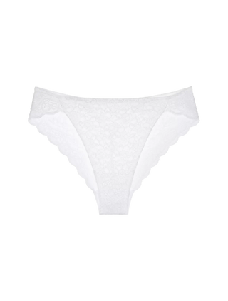 Vit Triumph Amourette Tai trosa frilagd mot vit bakgrund – spetsdetaljer och klassisk midjemodell i fokus.