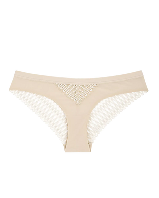 Triumph Aura Spotlight Brazilian Trosa - Creamy Dream härlig och fin brazilian trosa fotad mot en grå bakgrund 