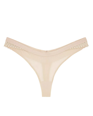 Triumph Aura Spotlight High Leg Stringtrosa - Beige härlig och fin strintrosa trosa fotad mot en grå bakgrund 