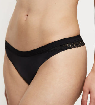 Triumph Aura Spotlight High Leg Stringtrosa - Svart härlig och fin strintrosa trosa fotad mot en grå bakgrund 
