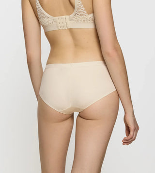 Triumph Aura Spotlight Maxitrosa - Beige Snygg maxitrosa från med härliga mönster och bekvämt material fotad mot en grå bakgrund 