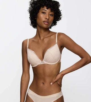 “Modell bär Triumph Aura Spotlight push-up-bh i helbild framifrån – elegant design som lyfter bysten och skapar en naturligt vacker siluett.”