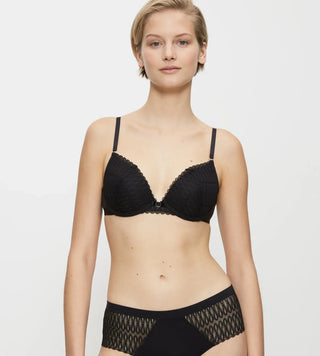 Halvbild framifrån av Triumphs push-up-bh Aura Spotlight – markerar formande kupor, feminina linjer och elegant finish.”