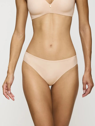 Modell sedd framifrån bär Triumph Body Make-Up Essentials Taitrosa i nude beige – visar passform och midjeskärning.