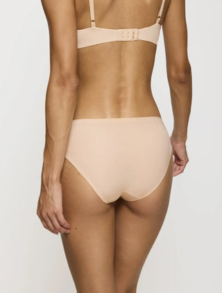 Modell sedd bakifrån med Triumph Body Make-Up Essentials Taitrosa i nude beige – visar ryggskärning och täckningsgrad.