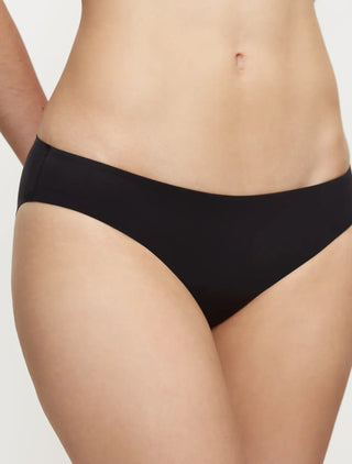 Närbild från sidan av Triumph Body Make-Up Essentials Taitrosa i svart – fokus på sömlösa kanter och mjukt material.
