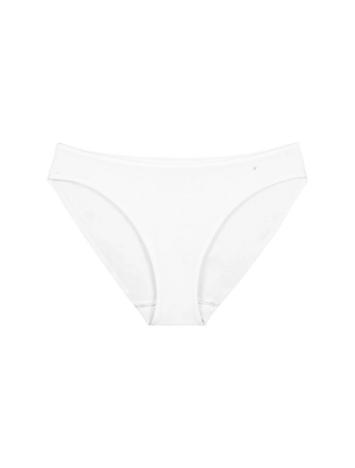Triumph Body Make-Up Essentials Taitrosa i vitt, frilagd mot vit bakgrund.
