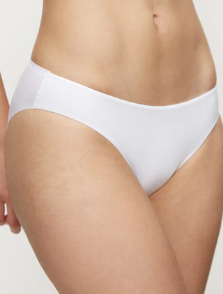 Närbild från sidan av Triumph Body Make-Up Essentials Taitrosa i vitt – fokus på sömlösa kanter och mjukt material.