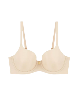 Frilagd bild av nude beige Triumph vadderad bygel-bh – slät t-shirt-bh med formande kupor och osynlig finish under ljusa plagg.