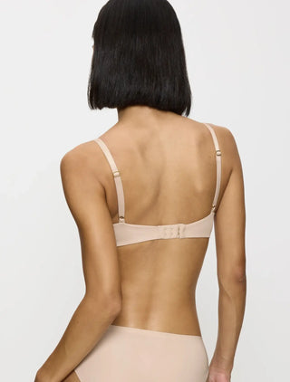 Bakifrånvy av Triumph nude beige bh – sömlös rygg med justerbara axelband för bekväm, osynlig passform.