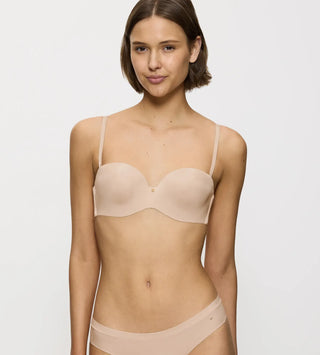 Modell bär Triumph Body Make-Up Essentials bh i nude beige – formande bygel-bh med sömlösa kupor för osynlig passform.