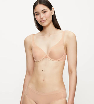“Modell bär Triumph Everyday Soft Touch bh – elegant bygel-bh som formar och lyfter bysten med mjuk komfort.”