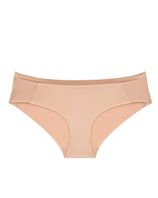 “Frilagd bild av Triumph Illusion korta trosor i champagne – silkeslen mikrofiber, spets och osynlig linning.”