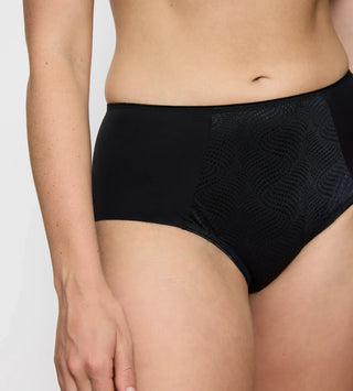 “Närbild på Triumph Hipster Minimizer – mjukt, elastiskt material med subtila prickdetaljer och sömlös finish.”
