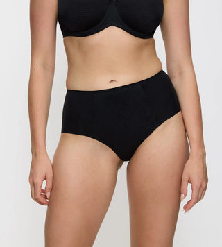 “Halvbild framifrån av Triumph Hipster Minimizer – visar den mjuka, kroppsnära passformen och den moderna designen.”