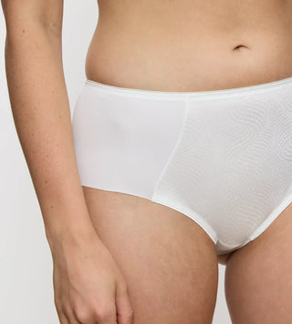 “Närbild på Triumph sömlös trosa – elegant polkaprickigt mönster och fjäderlätt, mjukt jacquardtyg.”