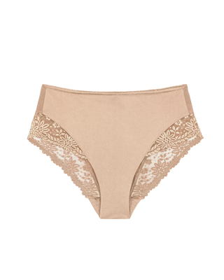 “Frilagd bild av Triumph Ladyform Soft Maxi trosa – tidlös modell med spets framtill i återvunnet material och bekväm hög midja.”

