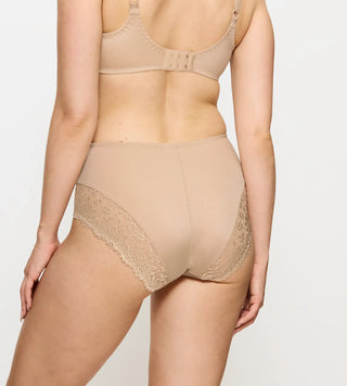 “Bakifrånvy av Triumph Ladyform Soft hög trosa – mjukt stretchmaterial och hel täckning för komfort hela dagen.”