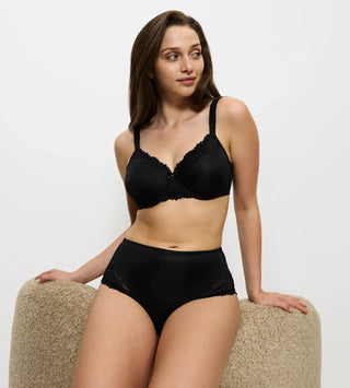 “Modell bär Triumph Ladyform Soft Maxi trosa – hög midja, mjuk passform och elegant spetsdetalj framtill.”