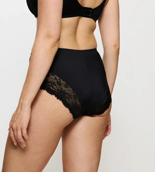 “Bakifrånvy av Triumph Ladyform Soft Maxi trosa – täckande rygg med mjukt tyg och jämn, bekväm siluett.”