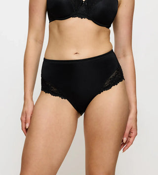 “Halvbild framifrån av Triumph Ladyform Soft Maxi trosa – smickrande skärning med hållbar spets och mjuk komfort.”