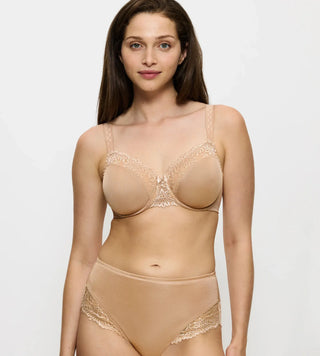 “Halvbild framifrån av Triumph Minimizer-bh – formande minimizer-bh med feminin spets och bekväm, reducerande effekt.”