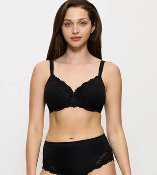 “Triumph minimizer-bh med elegant spets – bekväm bh som reducerar bystens storlek och ger naturlig form.”