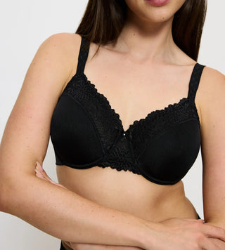 “Närbild på formande spets i Triumph minimizer-bh – elegant spets-bh med lättviktiga 3D-byglar och sidostöd.”