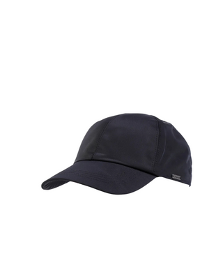 Bilden visar en svart polyester baseball keps från märket wigens fotad snett framifårn mot en vit bakgrund 
