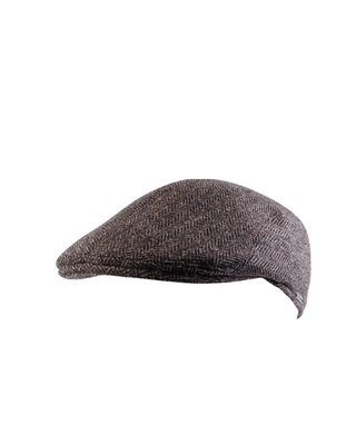 Wigéns Ivy Flat Cap - Brun med Fiskbensmönster. Fotad mot en vit bakgrund 