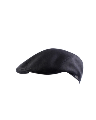 Svart Flat Cap herr keps i Linne från Wigéns fotad mot en vit bakgrund snett framifrån 