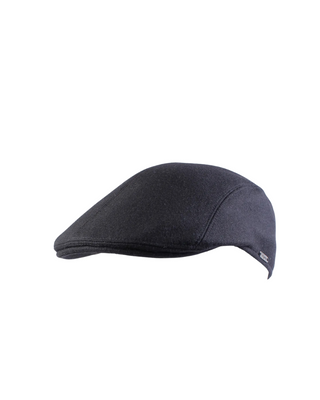 Svart Flat Cap herr keps från Wigéns fotad mot en vit bakgrund snett framifrån 